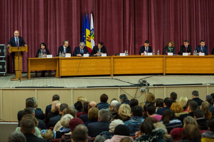 Şedinţa Guvernului la Orhei. Oamenii au stat în rând pentru a discuta cu premierul şi miniştrii (FOTO)