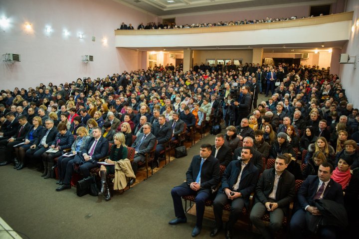 Şedinţa Guvernului la Orhei. Oamenii au stat în rând pentru a discuta cu premierul şi miniştrii (FOTO)