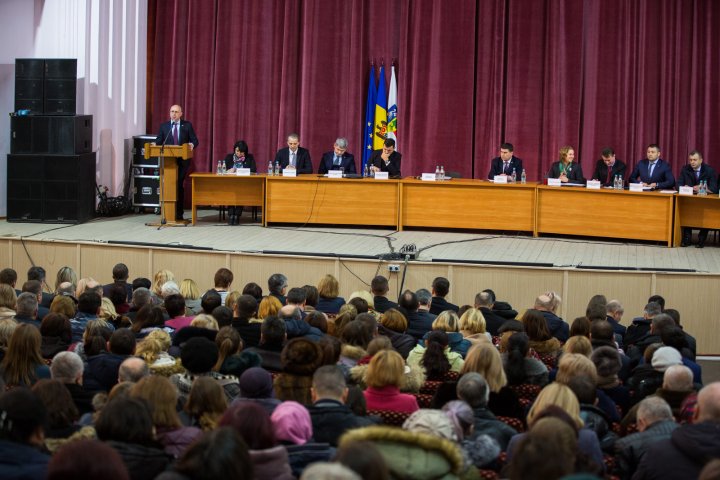 Şedinţa Guvernului la Orhei. Oamenii au stat în rând pentru a discuta cu premierul şi miniştrii (FOTO)