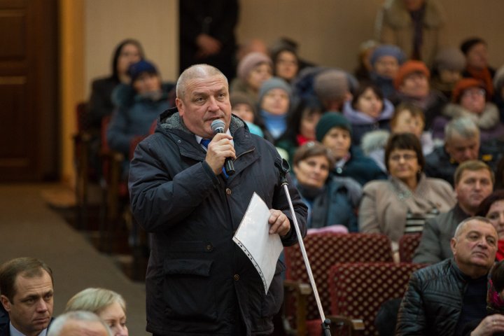 Şedinţa Guvernului la Orhei. Oamenii au stat în rând pentru a discuta cu premierul şi miniştrii (FOTO)