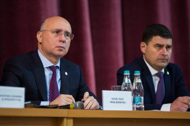 Şedinţa Guvernului la Orhei. Oamenii au stat în rând pentru a discuta cu premierul şi miniştrii (FOTO)