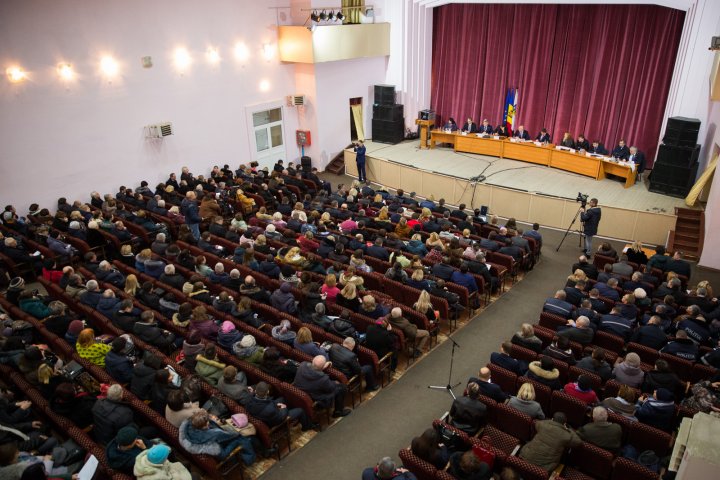 Şedinţa Guvernului la Orhei. Oamenii au stat în rând pentru a discuta cu premierul şi miniştrii (FOTO)