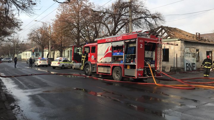 INCENDIU în centrul Capitalei. Pompierii, la faţa locului. O femeie s-a ales cu arsuri (FOTOREPORT)