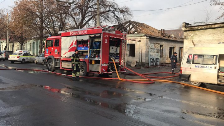 INCENDIU în centrul Capitalei. Pompierii, la faţa locului. O femeie s-a ales cu arsuri (FOTOREPORT)