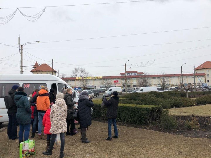 Incident şocant în sectorul Ciocana al Capitalei. Şoferul unui microbuz plin cu pasageri şi-a pierdut cunoştinţa la volan (FOTO)