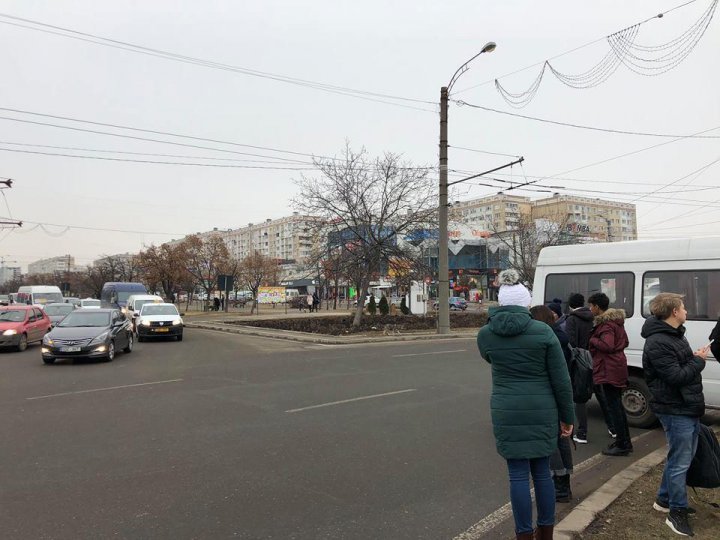 Incident şocant în sectorul Ciocana al Capitalei. Şoferul unui microbuz plin cu pasageri şi-a pierdut cunoştinţa la volan (FOTO)