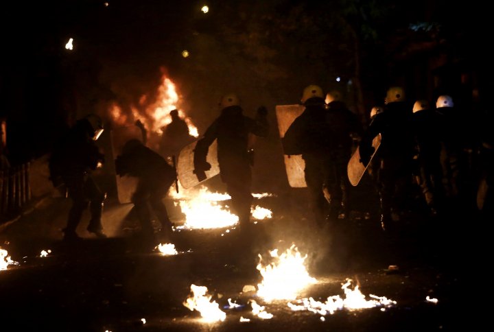 PROTESTE VIOLENTE la Atena. Oamenii revoltați aruncau cu "bombe" încărcate cu petrol (FOTO)