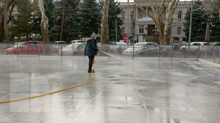 Forfotă mare pe strada 31 August. Muncitorii au început amenajarea Târgului de Crăciun (FOTOREPORT)