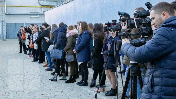 ZIUA UŞILOR DESCHISE LA CNA. Zeci de elevi și studenți au văzut cum arată o celulă din izolator (FOTOREPORT)