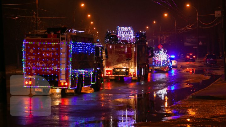 Pompierii şi salvatorii au lansat Caravana de Crăciun. Vor ajunge în 4 raioane ale ţării (FOTOREPORT)