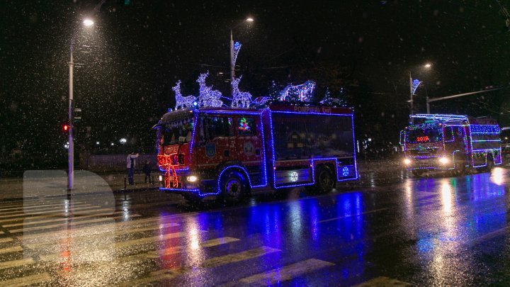 Pompierii şi salvatorii au lansat Caravana de Crăciun. Vor ajunge în 4 raioane ale ţării (FOTOREPORT)