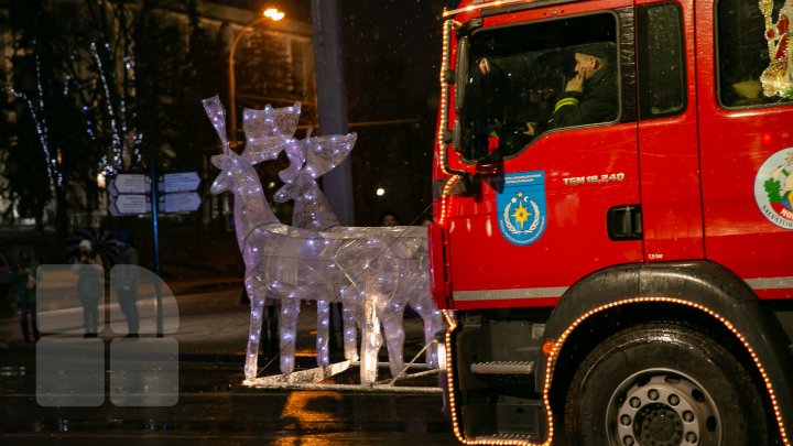 Pompierii şi salvatorii au lansat Caravana de Crăciun. Vor ajunge în 4 raioane ale ţării (FOTOREPORT)