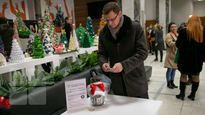 Pomi de Crăciun INEDIŢI la ASEM. Banii adunaţi din vânzarea brazilor vor fi donaţi unui orfelinat (FOTOREPORT)