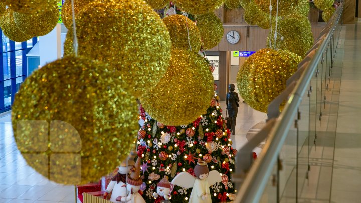 Atmosferă de basm pe Aeroportul Internaţional Chişinău. Ce surprize îi aşteaptă pe cei care vin acasă (FOTOREPORT)