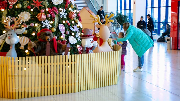 Atmosferă de basm pe Aeroportul Internaţional Chişinău. Ce surprize îi aşteaptă pe cei care vin acasă (FOTOREPORT)