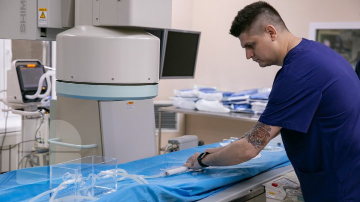 Un aparat modern, care va permite realizarea operaţiilor fără bisturiu, a fost adus la Institutul de Neurologie și Neurochirurgie (FOTOREPORT)