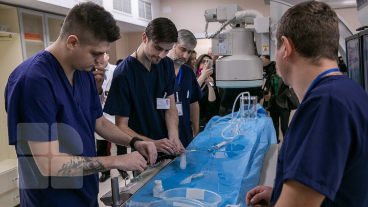 Un aparat modern, care va permite realizarea operaţiilor fără bisturiu, a fost adus la Institutul de Neurologie și Neurochirurgie (FOTOREPORT)