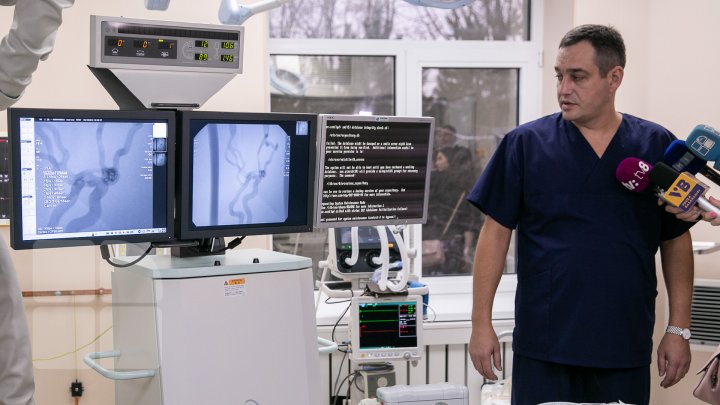 Un aparat modern, care va permite realizarea operaţiilor fără bisturiu, a fost adus la Institutul de Neurologie și Neurochirurgie (FOTOREPORT)