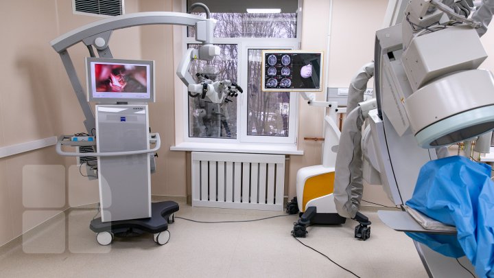 Un aparat modern, care va permite realizarea operaţiilor fără bisturiu, a fost adus la Institutul de Neurologie și Neurochirurgie (FOTOREPORT)