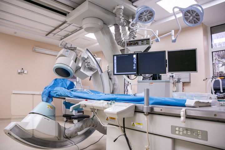 Un aparat modern, care va permite realizarea operaţiilor fără bisturiu, a fost adus la Institutul de Neurologie și Neurochirurgie (FOTOREPORT)