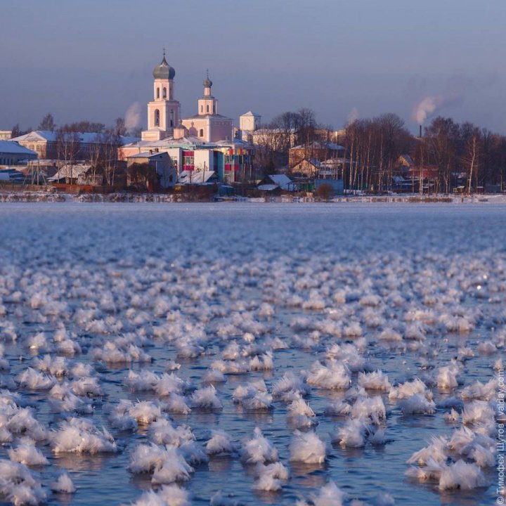 Frumuseţe rară pe un lac din Rusia. IMAGINI CARE ÎŢI TAIE RESPIRAŢIA