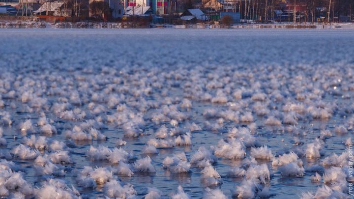 Frumuseţe rară pe un lac din Rusia. IMAGINI CARE ÎŢI TAIE RESPIRAŢIA