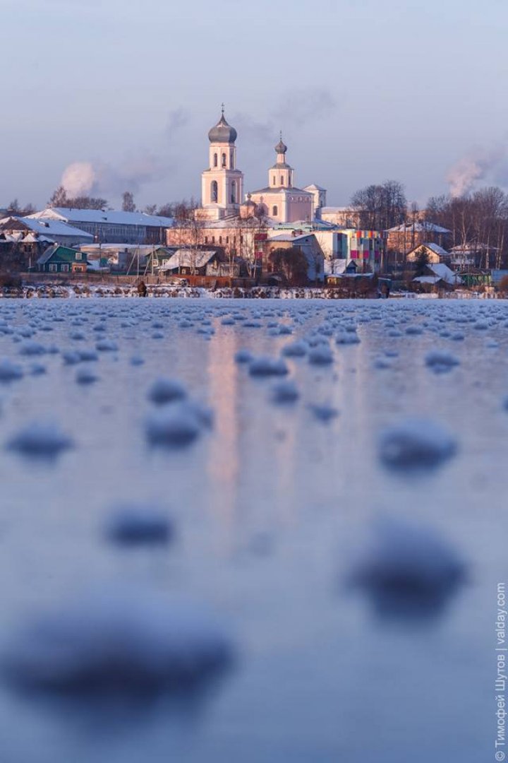 Frumuseţe rară pe un lac din Rusia. IMAGINI CARE ÎŢI TAIE RESPIRAŢIA