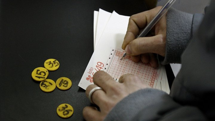 Un român de 70 de ani a câştigat peste 3,72 de milioane de euro la loto