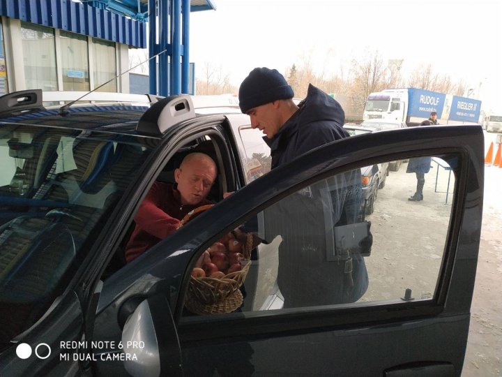 Surpriză neașteptată! Moldoveni care se întorc acasă de sărbători, întâmpinaţi cu mere la frontieră (FOTO)