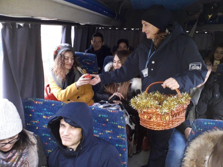 Surpriză neașteptată! Moldoveni care se întorc acasă de sărbători, întâmpinaţi cu mere la frontieră (FOTO)