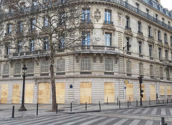 Proprietarii magazinelor de lux din Franţa, ÎN ALERTĂ din cauza protestelor violente organizate de vestele galbene (FOTO)