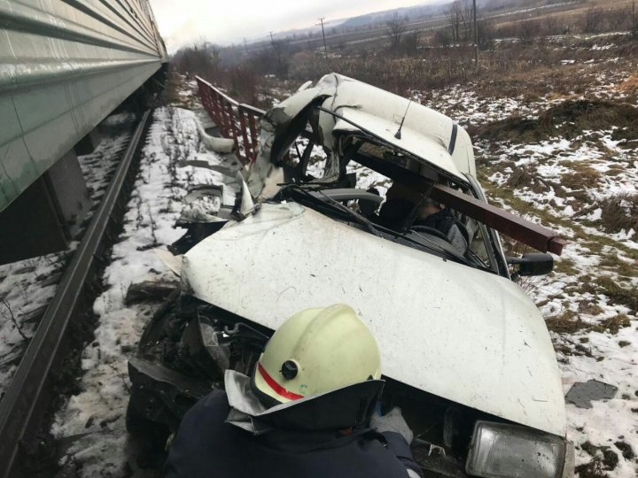 ACCIDENT CUMPLIT la Strășeni. Trenul Chișinău-Moscova a lovit o mașină. O persoană a MURIT