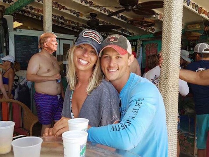 Cineva a rugat internauţii să scoată dintr-o imagine de la logodna unor prieteni un bărbat gol, însă ce a urmat i-a lăsat cu gura căscată (GALERIE FOTO)