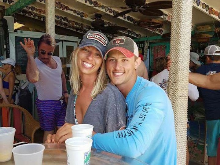 Cineva a rugat internauţii să scoată dintr-o imagine de la logodna unor prieteni un bărbat gol, însă ce a urmat i-a lăsat cu gura căscată (GALERIE FOTO)