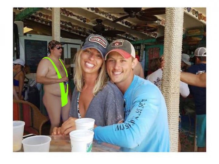 Cineva a rugat internauţii să scoată dintr-o imagine de la logodna unor prieteni un bărbat gol, însă ce a urmat i-a lăsat cu gura căscată (GALERIE FOTO)