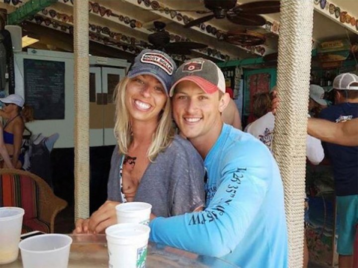 Cineva a rugat internauţii să scoată dintr-o imagine de la logodna unor prieteni un bărbat gol, însă ce a urmat i-a lăsat cu gura căscată (GALERIE FOTO)