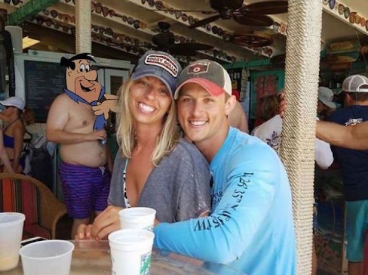 Cineva a rugat internauţii să scoată dintr-o imagine de la logodna unor prieteni un bărbat gol, însă ce a urmat i-a lăsat cu gura căscată (GALERIE FOTO)