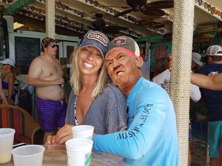 Cineva a rugat internauţii să scoată dintr-o imagine de la logodna unor prieteni un bărbat gol, însă ce a urmat i-a lăsat cu gura căscată (GALERIE FOTO)