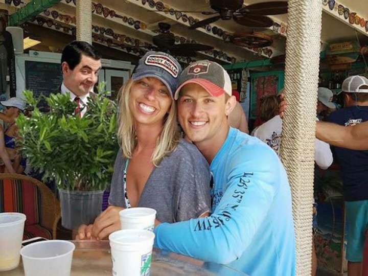 Cineva a rugat internauţii să scoată dintr-o imagine de la logodna unor prieteni un bărbat gol, însă ce a urmat i-a lăsat cu gura căscată (GALERIE FOTO)