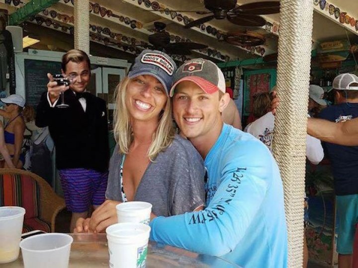 Cineva a rugat internauţii să scoată dintr-o imagine de la logodna unor prieteni un bărbat gol, însă ce a urmat i-a lăsat cu gura căscată (GALERIE FOTO)