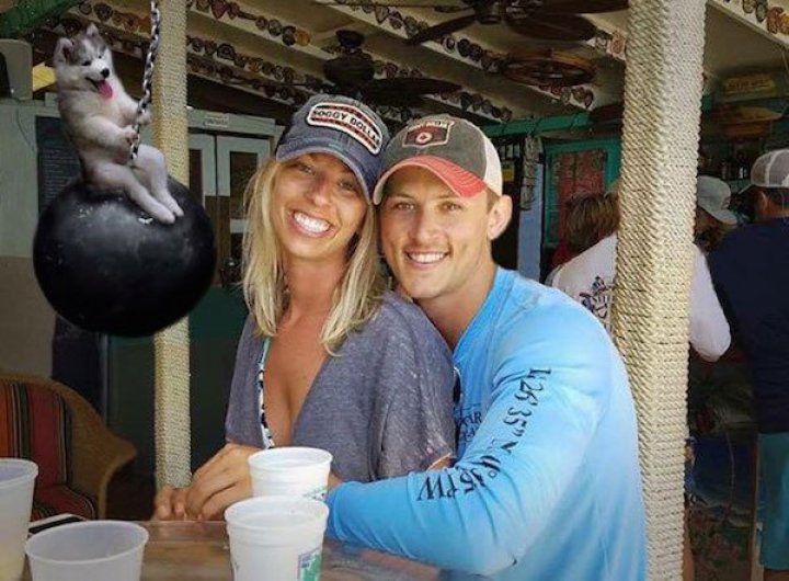 Cineva a rugat internauţii să scoată dintr-o imagine de la logodna unor prieteni un bărbat gol, însă ce a urmat i-a lăsat cu gura căscată (GALERIE FOTO)