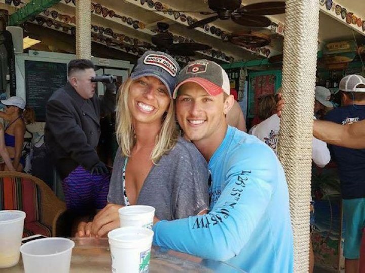 Cineva a rugat internauţii să scoată dintr-o imagine de la logodna unor prieteni un bărbat gol, însă ce a urmat i-a lăsat cu gura căscată (GALERIE FOTO)