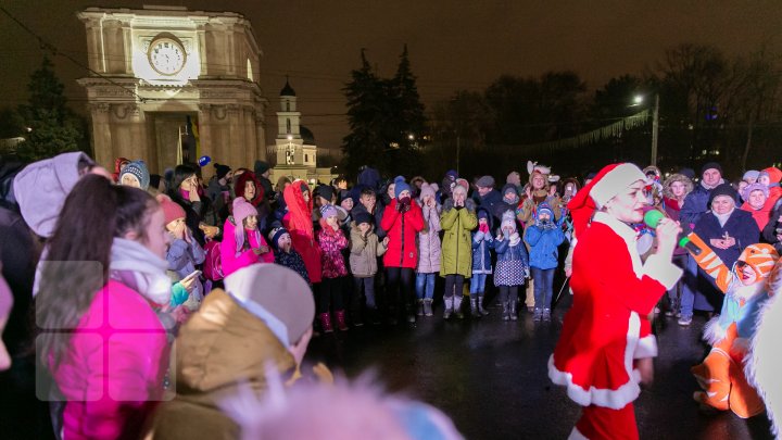 ATMOSFERĂ DE SĂRBĂTOARE în Capitală. Pomul de Crăciun din PMAN a fost inaugurat sub aplauzele a zeci de copii (FOTOREPORT)