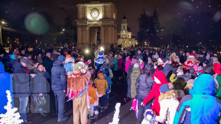 ATMOSFERĂ DE SĂRBĂTOARE în Capitală. Pomul de Crăciun din PMAN a fost inaugurat sub aplauzele a zeci de copii (FOTOREPORT)