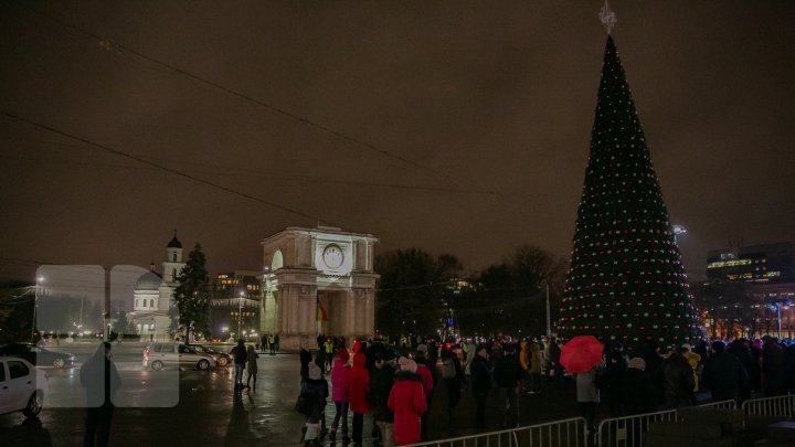 ATMOSFERĂ DE SĂRBĂTOARE în Capitală. Pomul de Crăciun din PMAN a fost inaugurat sub aplauzele a zeci de copii (FOTOREPORT)