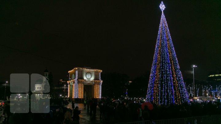 ATMOSFERĂ DE SĂRBĂTOARE în Capitală. Pomul de Crăciun din PMAN a fost inaugurat sub aplauzele a zeci de copii (FOTOREPORT)