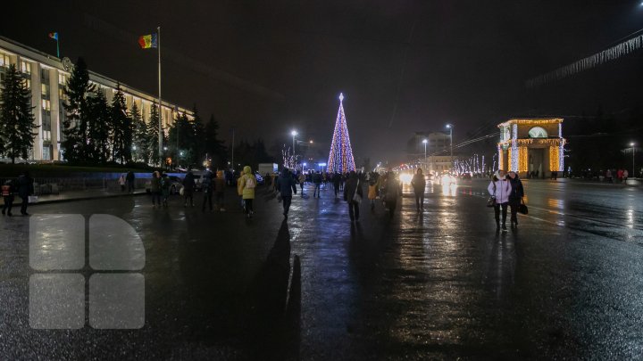 ATMOSFERĂ DE SĂRBĂTOARE în Capitală. Pomul de Crăciun din PMAN a fost inaugurat sub aplauzele a zeci de copii (FOTOREPORT)