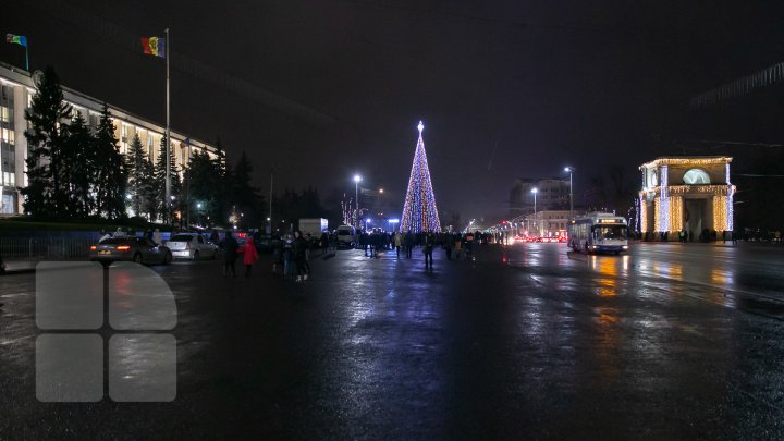 ATMOSFERĂ DE SĂRBĂTOARE în Capitală. Pomul de Crăciun din PMAN a fost inaugurat sub aplauzele a zeci de copii (FOTOREPORT)