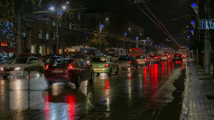 ATMOSFERĂ DE SĂRBĂTOARE în Capitală. Pomul de Crăciun din PMAN a fost inaugurat sub aplauzele a zeci de copii (FOTOREPORT)