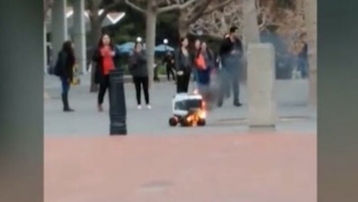 A livrat mâncarea "în flăcări". Un robot-curier s-a aprins în timp ce deservea clienții (VIDEO)